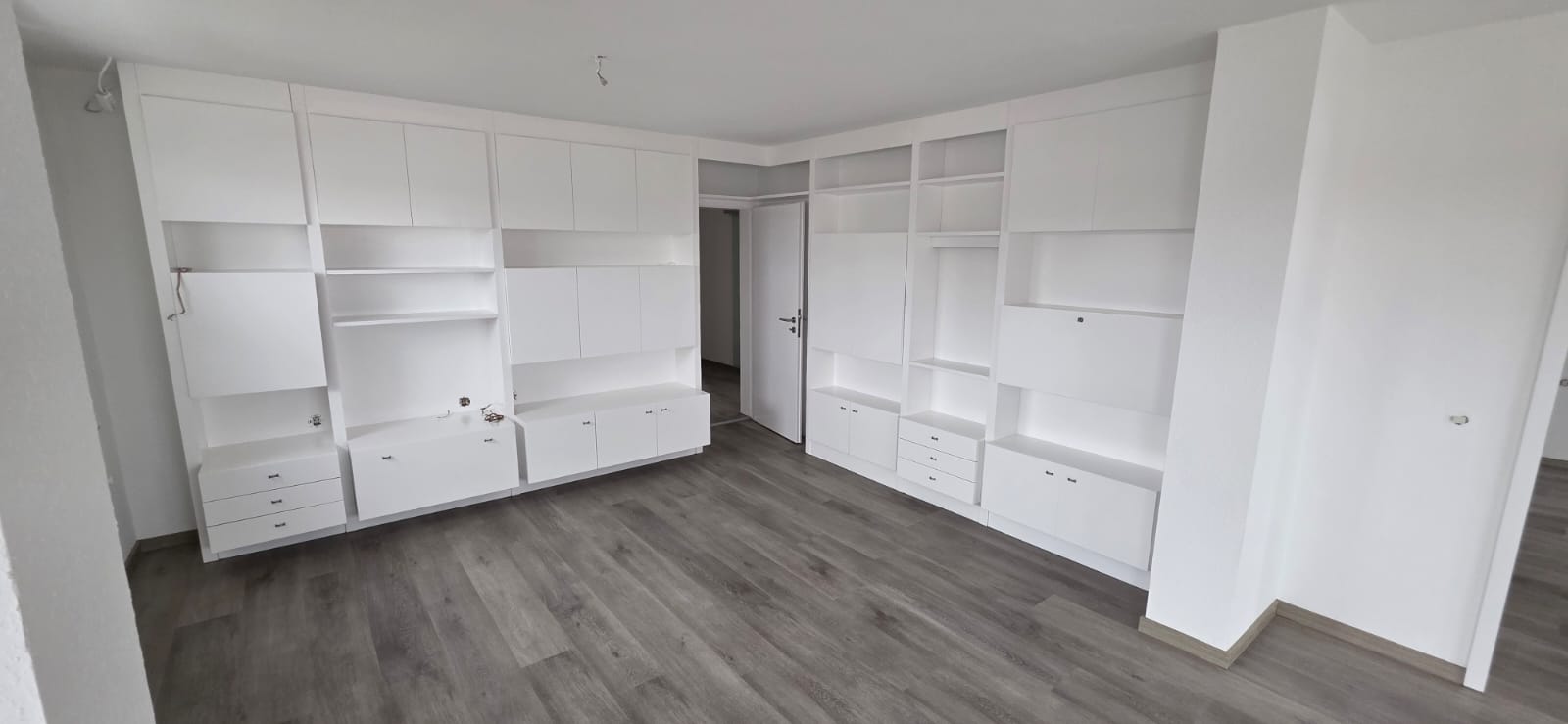 Vorher: Einbauschrank lackiert und Boden verlegt – Maler Wildstein