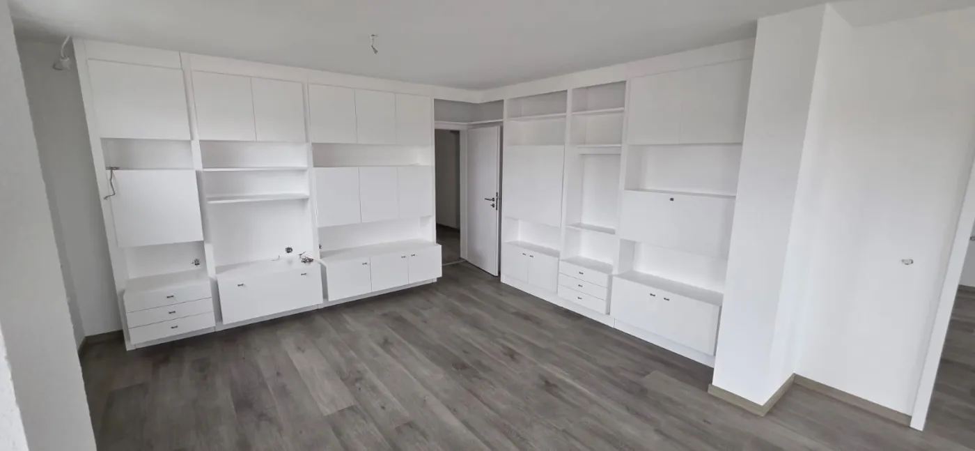 Nachher: Einbauschrank lackiert und Boden verlegt – Maler Wildstein
