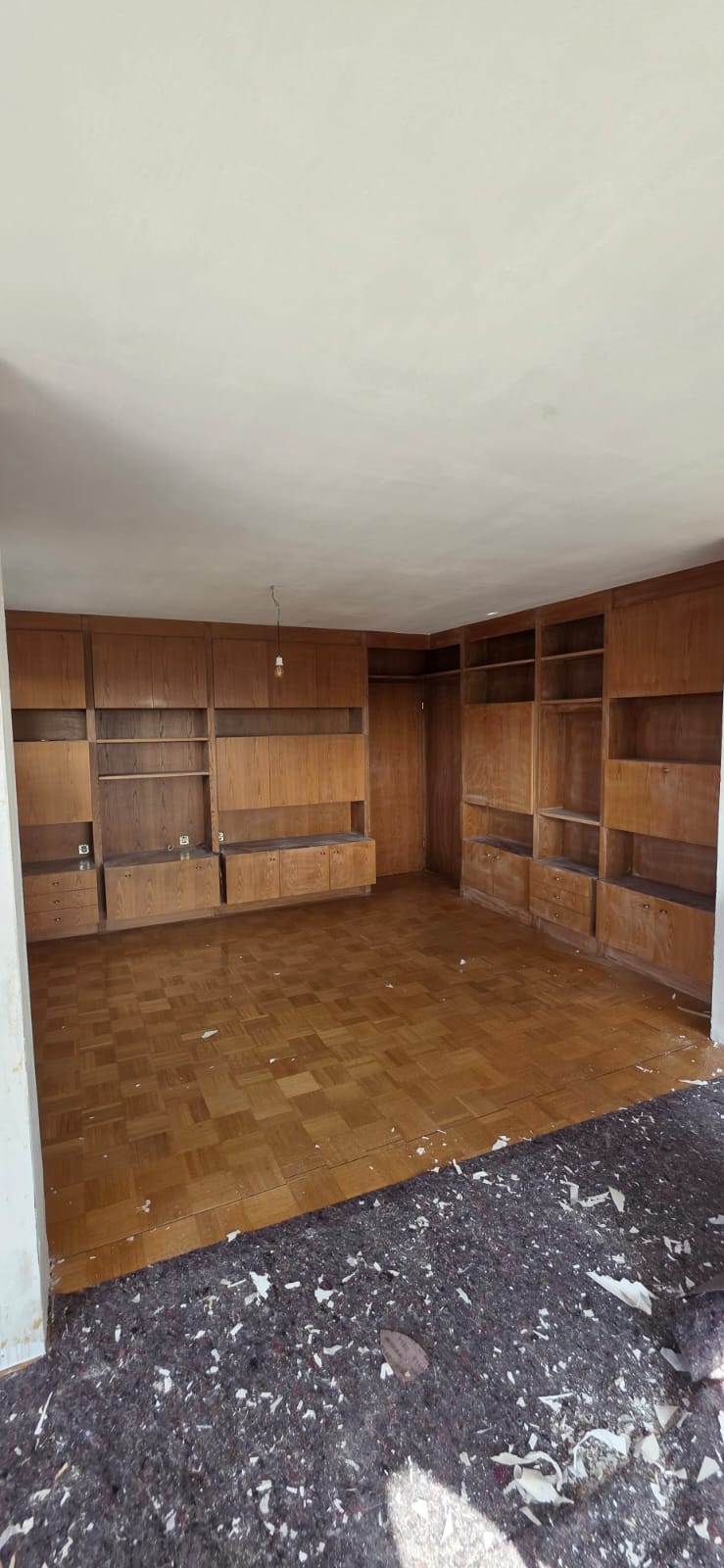 Nachher: Einbauschrank lackiert und Boden verlegt – Maler Wildstein